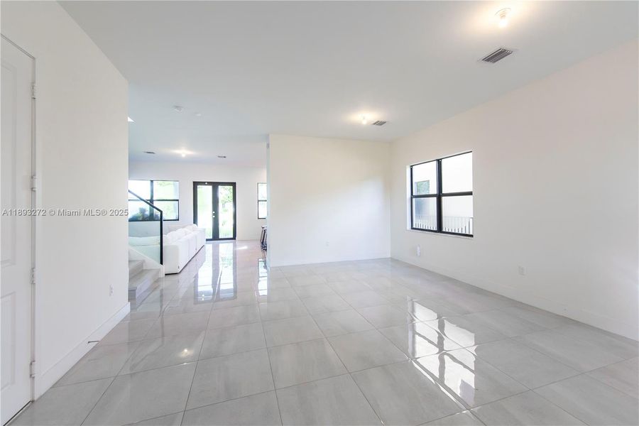 Spacious, unfurnished interior of a new home in , Miramar (Image 14).