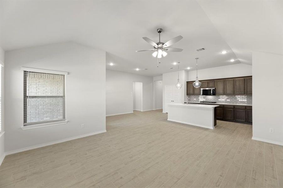 17. 116 Coyote - Family (3) 17. 116 Coyote - Family (3)