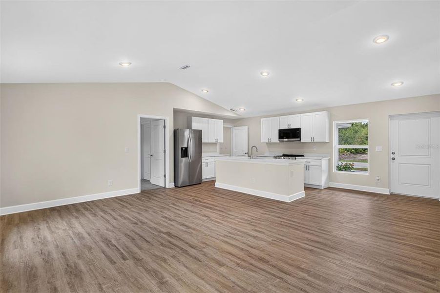 Spacious, unfurnished interior of a new home in , Port Charlotte (Image 17).