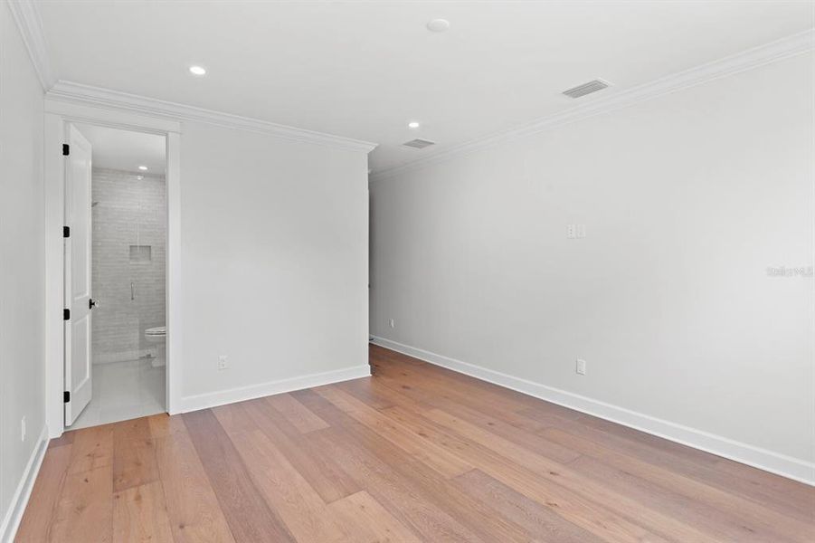 Spacious, unfurnished interior of a new home in , Tampa (Image 21).