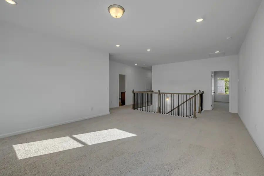 Spacious, unfurnished interior of a new home in Stratford Station, Lebanon (Image 16).