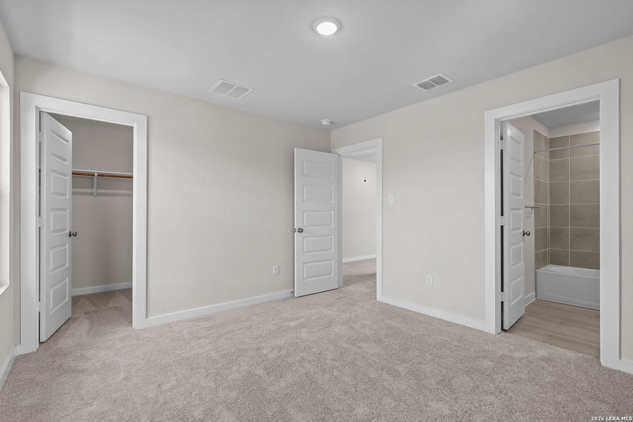 Spacious, unfurnished interior of a new home in Spring Creek, San Antonio (Image 26).