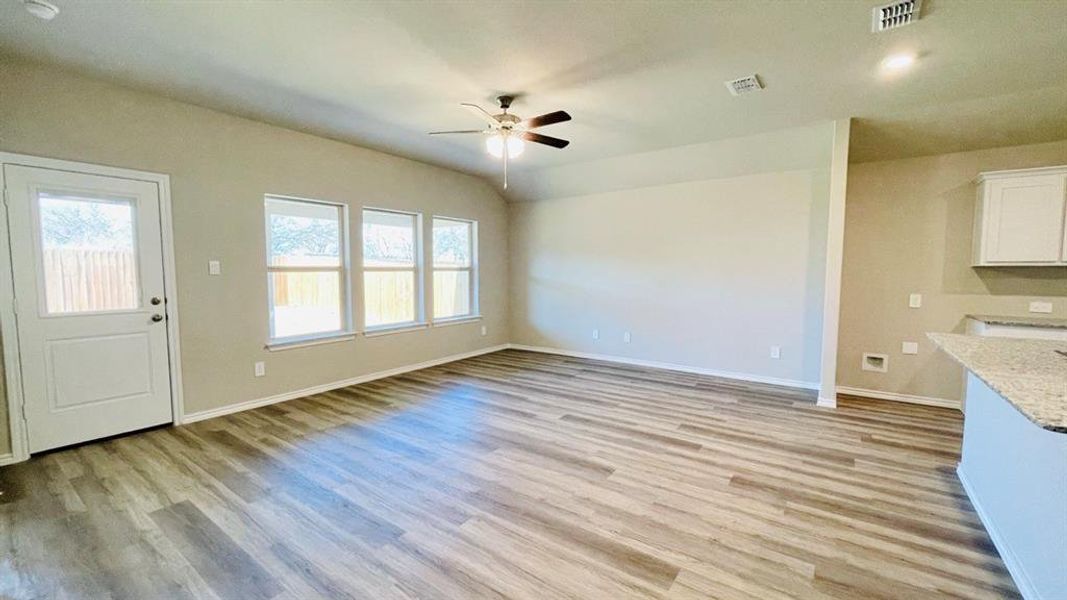 Spacious, unfurnished interior of a new home in Sunnycreek, Fort Worth (Image 10).