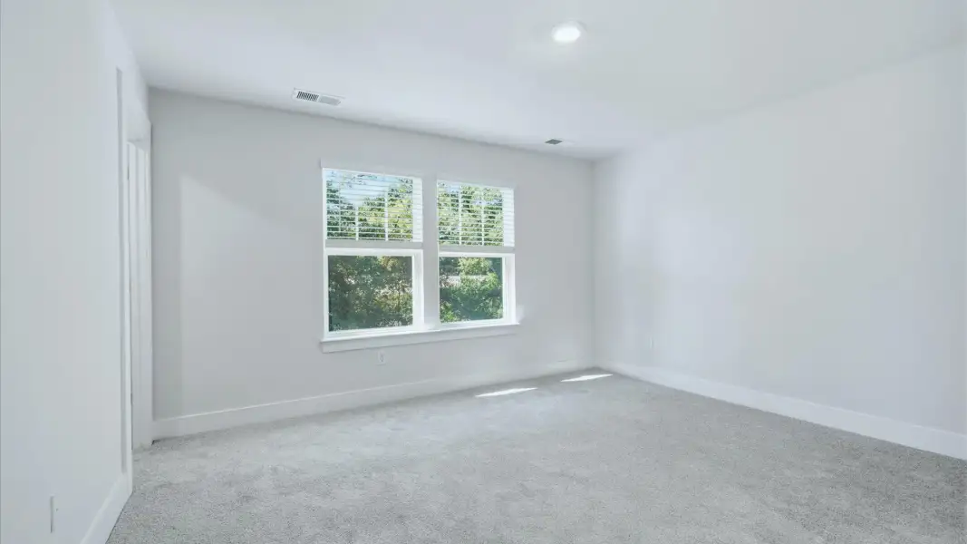 Desirable primary suite layout with spacious en suite bath in a proven, established community near Downtown Anderson