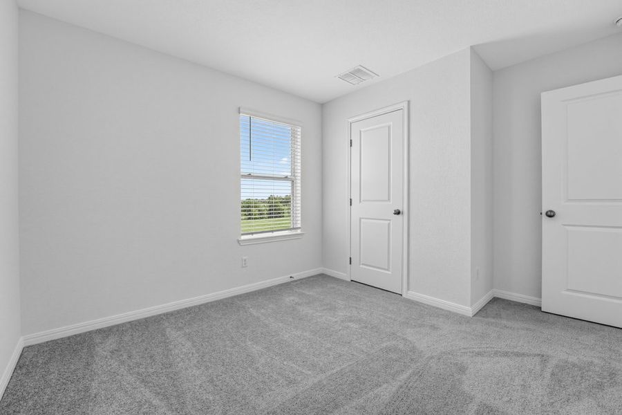 Spacious, unfurnished interior of a new home in Sunfield, Buda (Image 19).