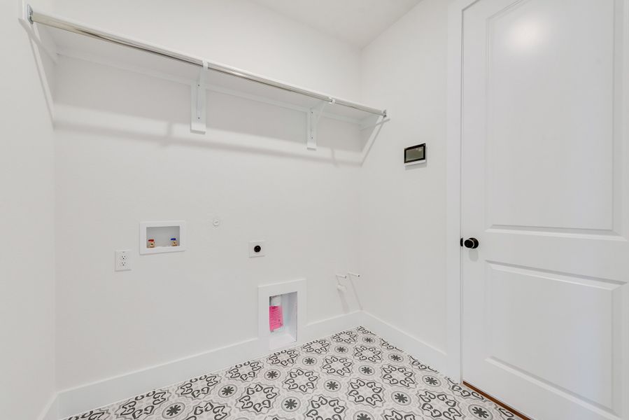 Spacious, unfurnished interior of a new home in Tavolo Park, Fort Worth (Image 36).