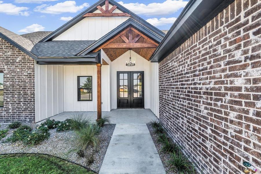 Exterior details and patio area of a home in , Hewitt (Image 3).