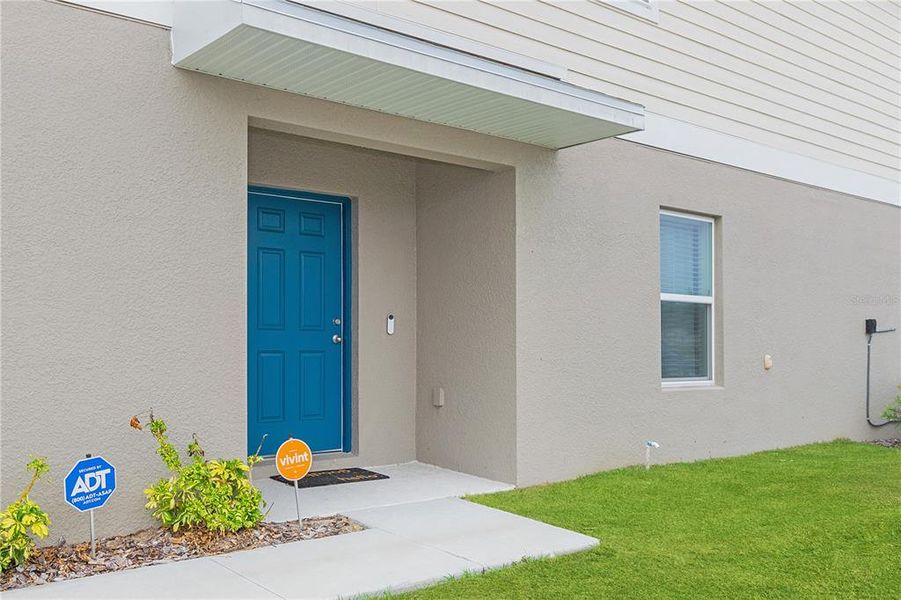 Exterior details and patio area of a home in , Haines City (Image 3).