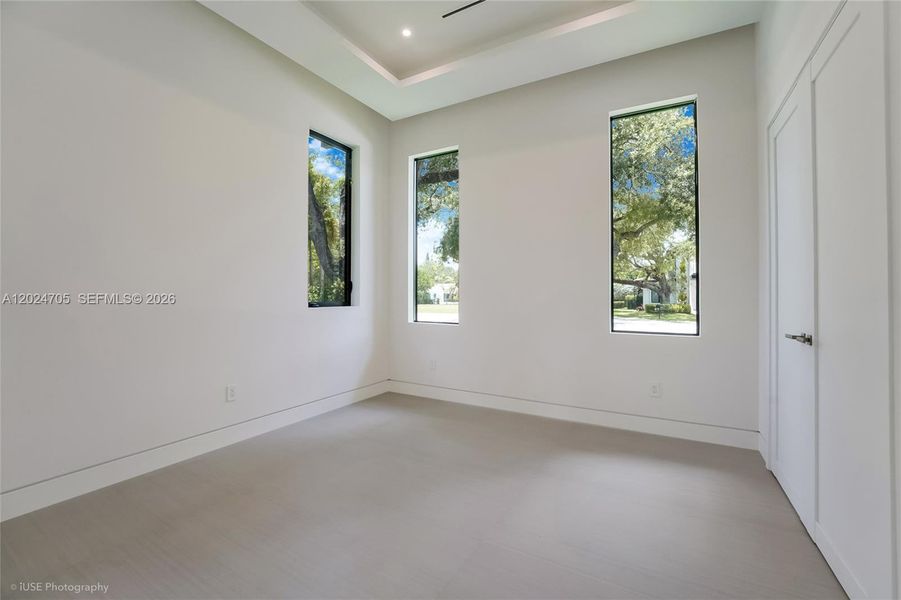 Spacious, unfurnished interior of a new home in , Pinecrest (Image 22).