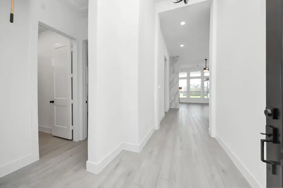 Spacious, unfurnished interior of a new home in Beacon Point, Texas City (Image 19).