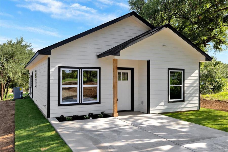 Exterior details and patio area of a home in , Mineral Wells (Image 27).