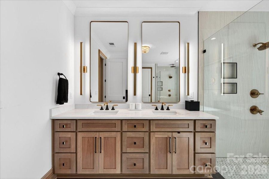 Owners' Bathroom Owners' Bathroom