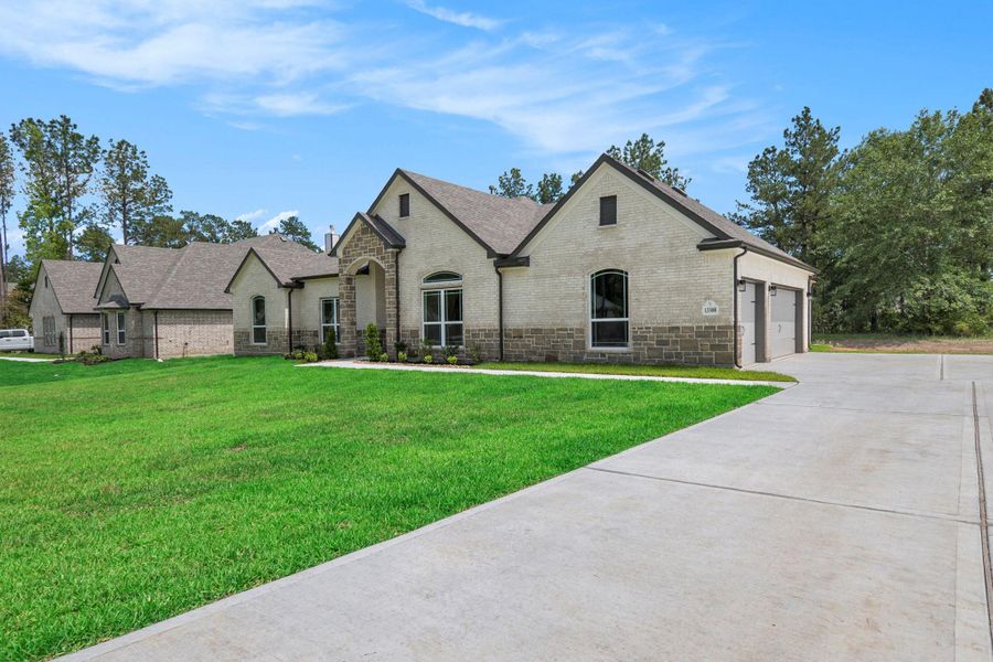Front exterior of a new home in , Conroe, TX, highlighting curb appeal (Image 19). Front exterior of a new home in , Conroe, TX, highlighting curb appeal (Image 19).