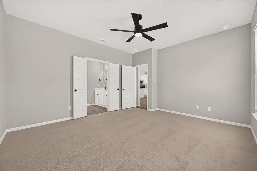 Spacious, unfurnished interior of a new home in , Angleton (Image 38).