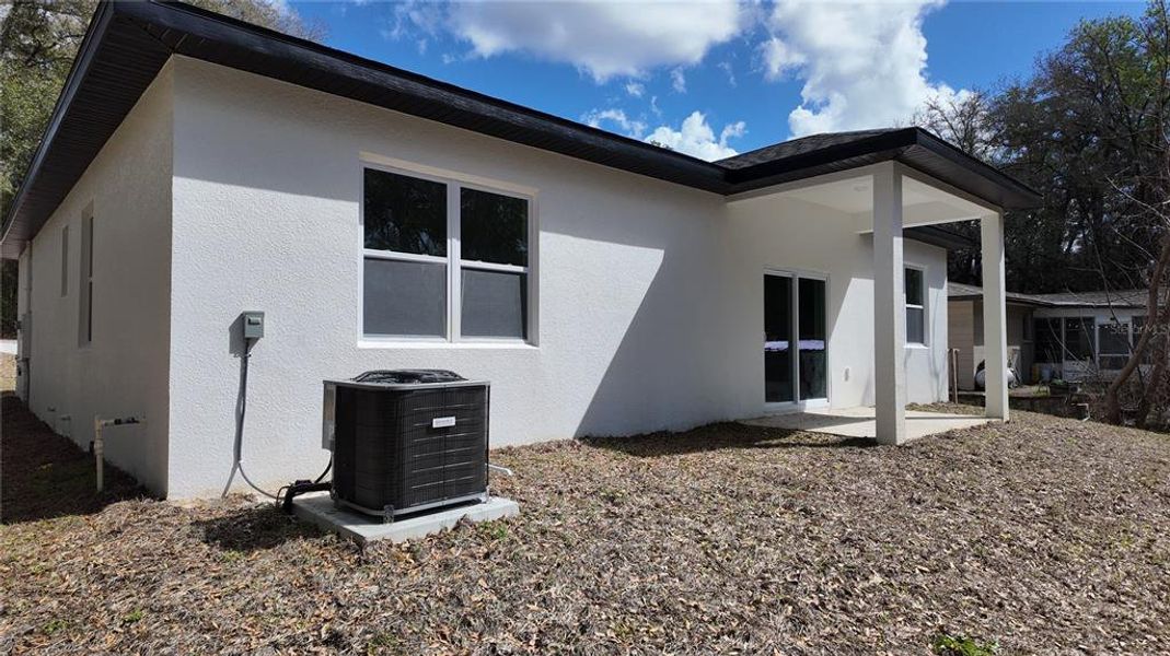 Exterior details and patio area of a home in , Dunnellon (Image 3).