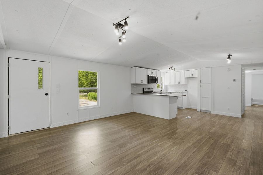 Spacious, unfurnished interior of a new home in , Riverside (Image 12).