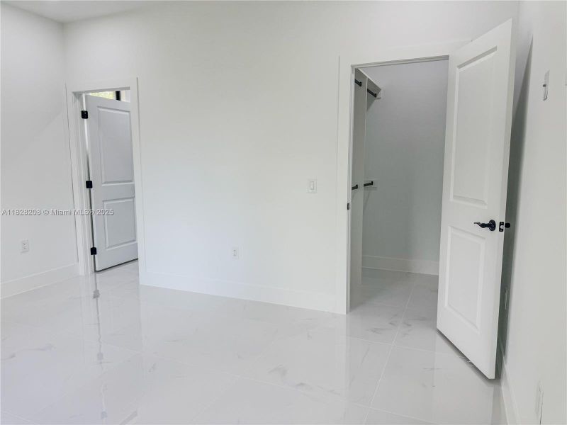 Spacious, unfurnished interior of a new home in , Lehigh Acres (Image 7).