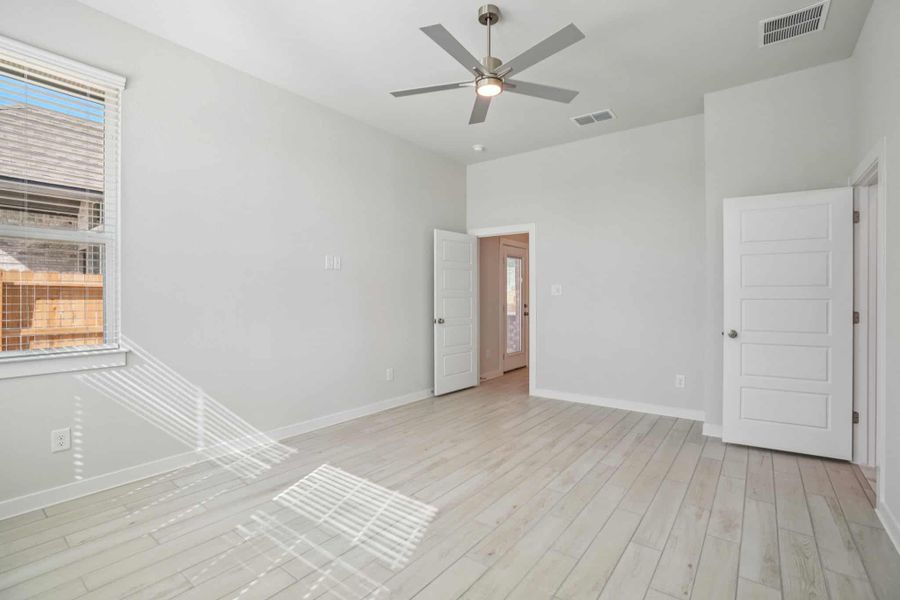 Spacious, unfurnished interior of a new home in Meyer Ranch, New Braunfels (Image 38).