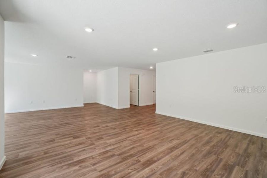 Spacious, unfurnished interior of a new home in Royal Highlands, Weeki Wachee (Image 16).