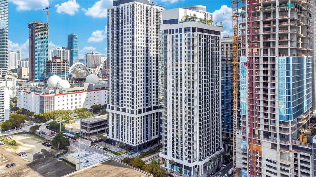 Condo located in Miami, FL showcasing its design and architecture (Image 2). Condo located in Miami, FL showcasing its design and architecture (Image 2).