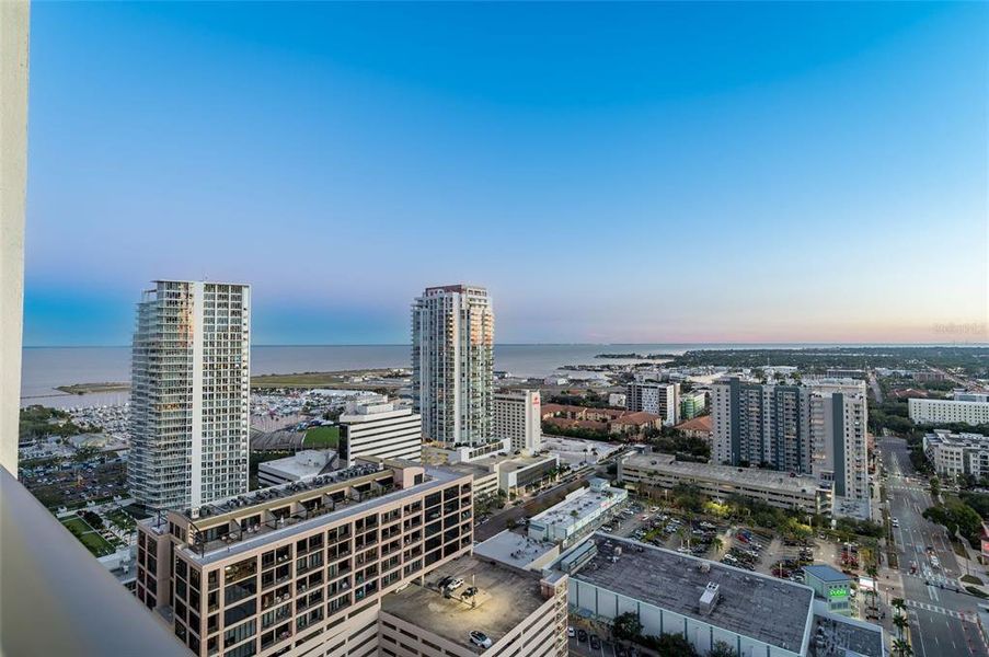 Condo located in St. Petersburg, FL showcasing its design and architecture (Image 31).