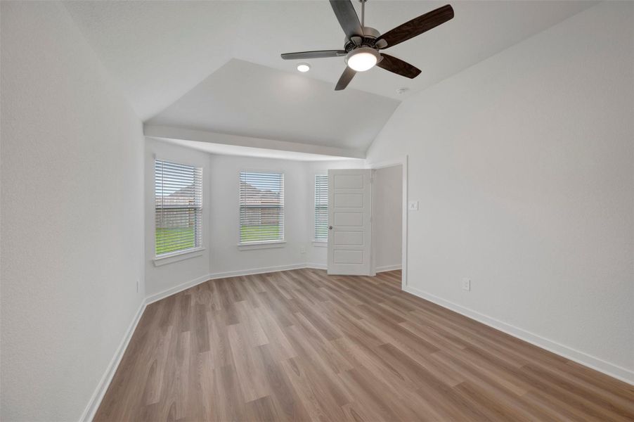 Spacious, unfurnished interior of a new home in Lone Star Landing, Montgomery (Image 34).