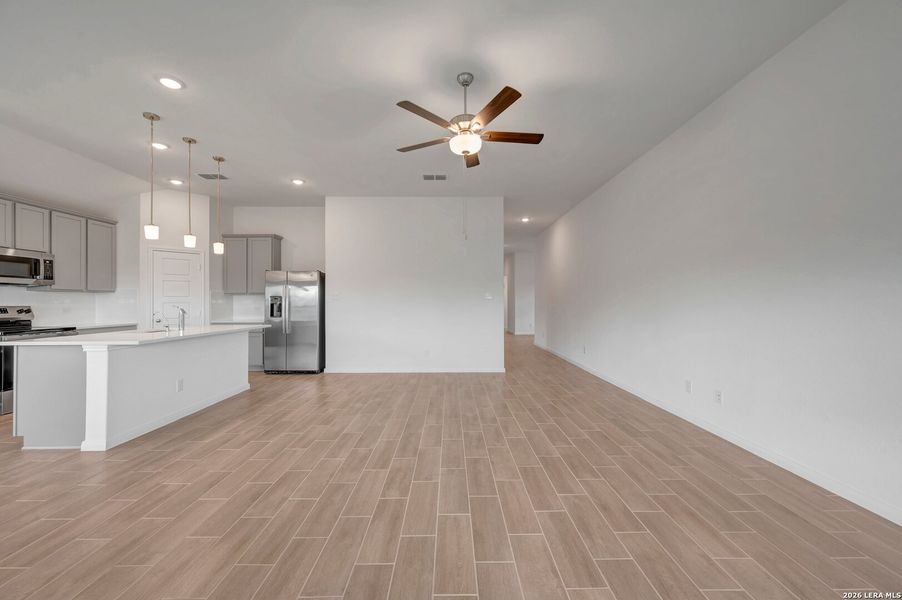 Spacious, unfurnished interior of a new home in Chaparral Ranch, Floresville (Image 37).