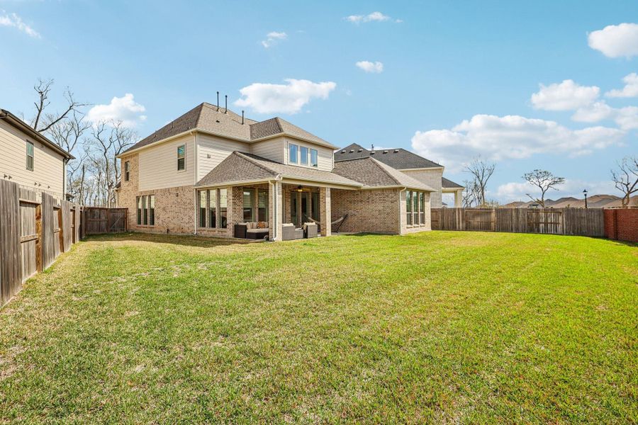 Exterior details and patio area of a home in Sienna, Missouri City (Image 4).