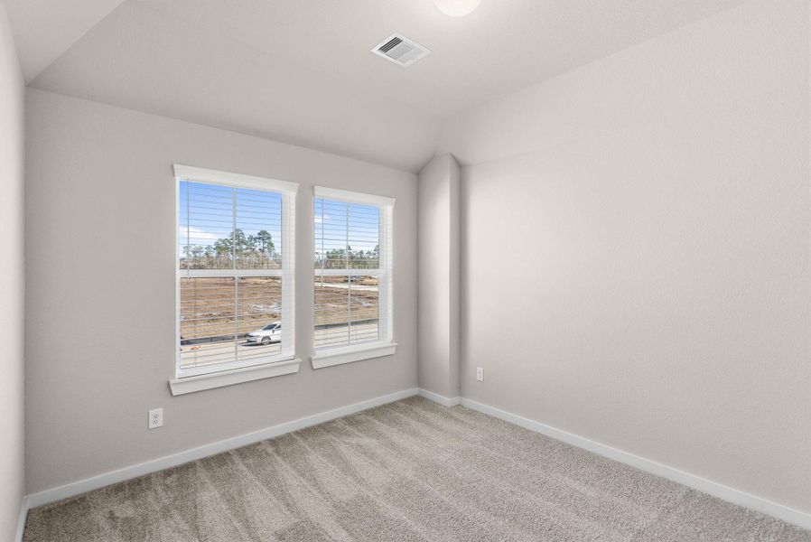 Spacious, unfurnished interior of a new home in Barton Creek Ranch, Conroe (Image 25).