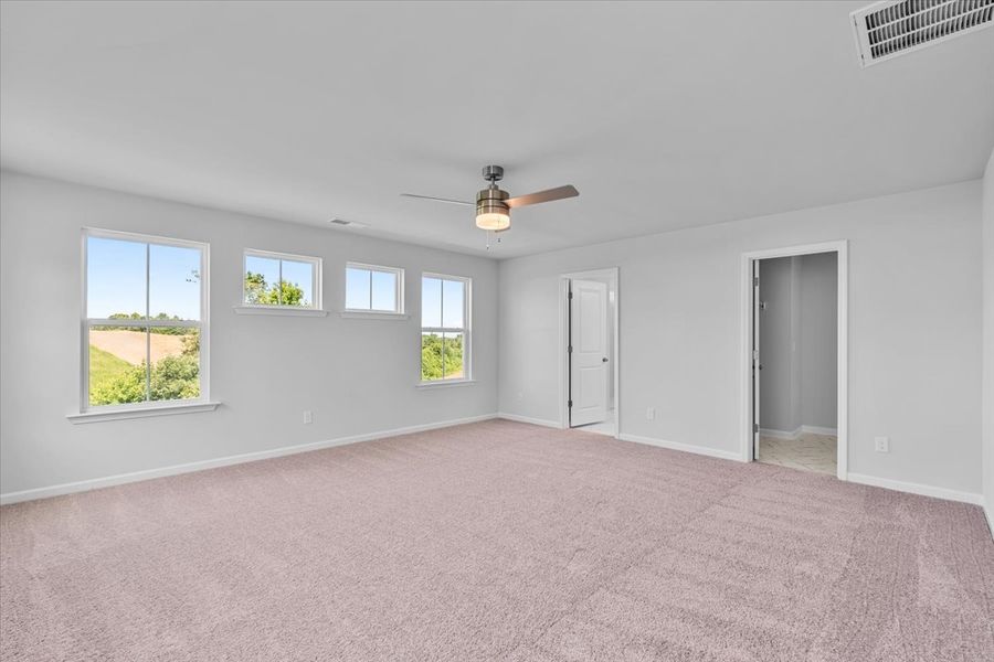 Spacious, unfurnished interior of a new home in Fieldstone, Lexington (Image 31).