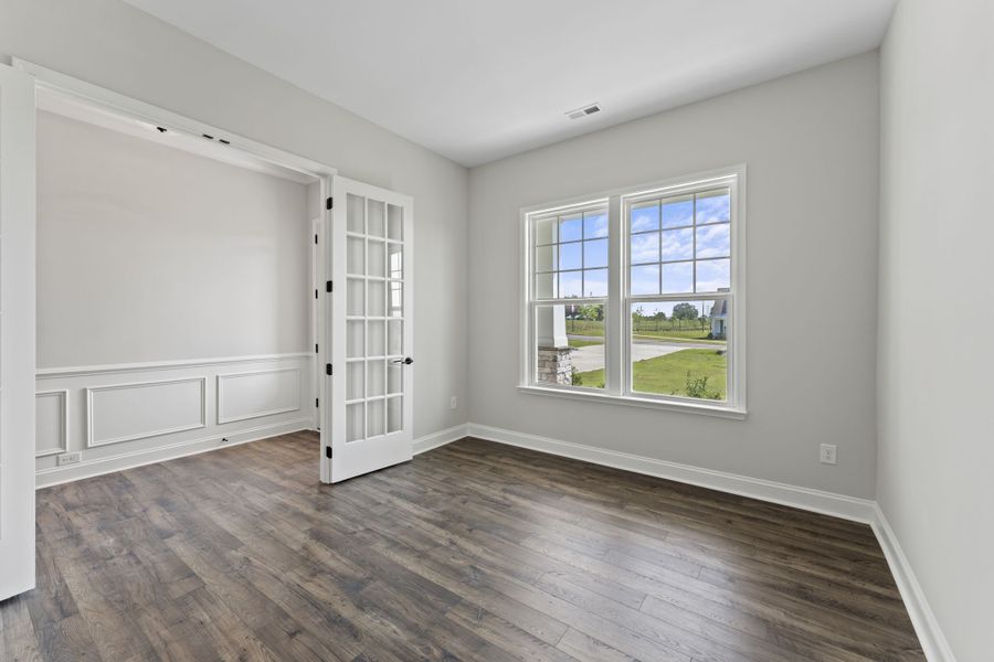 Spacious, unfurnished interior of a new home in Estates at Sugar Creek, Fort Mill (Image 18).