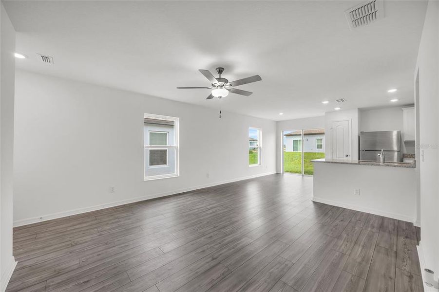 Spacious, unfurnished interior of a new home in Gum Lake Preserve, Lake Alfred (Image 24).