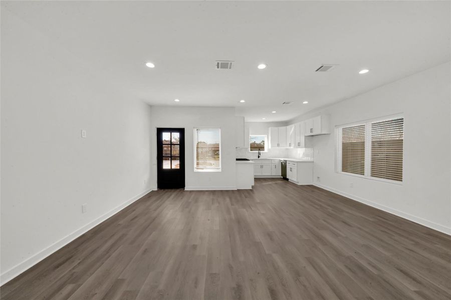Spacious, unfurnished interior of a new home in , Houston (Image 12).
