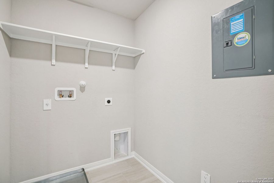 Spacious, unfurnished interior of a new home in Royal Crest, San Antonio (Image 37).