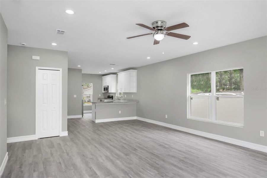 Spacious, unfurnished interior of a new home in , Tampa (Image 38).