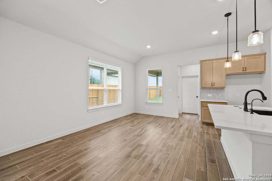 Spacious, unfurnished interior of a new home in Stream Waters, Seguin (Image 15).