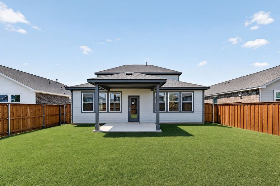 Exterior details and patio area of a home in Madero 50s, Fort Worth (Image 3).