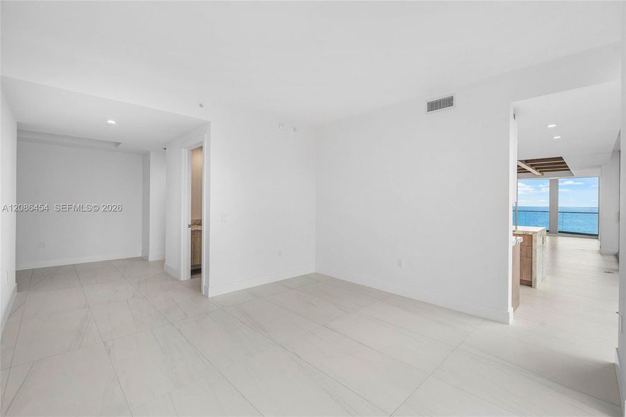 Spacious, unfurnished interior of a new home in , Fort Lauderdale (Image 23).