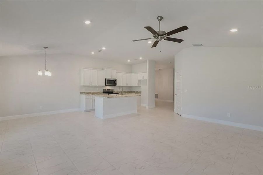 Spacious, unfurnished interior of a new home in West Oak, Ocala (Image 6).