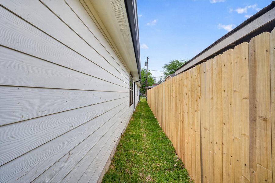 Exterior details and patio area of a home in , South Houston (Image 27).