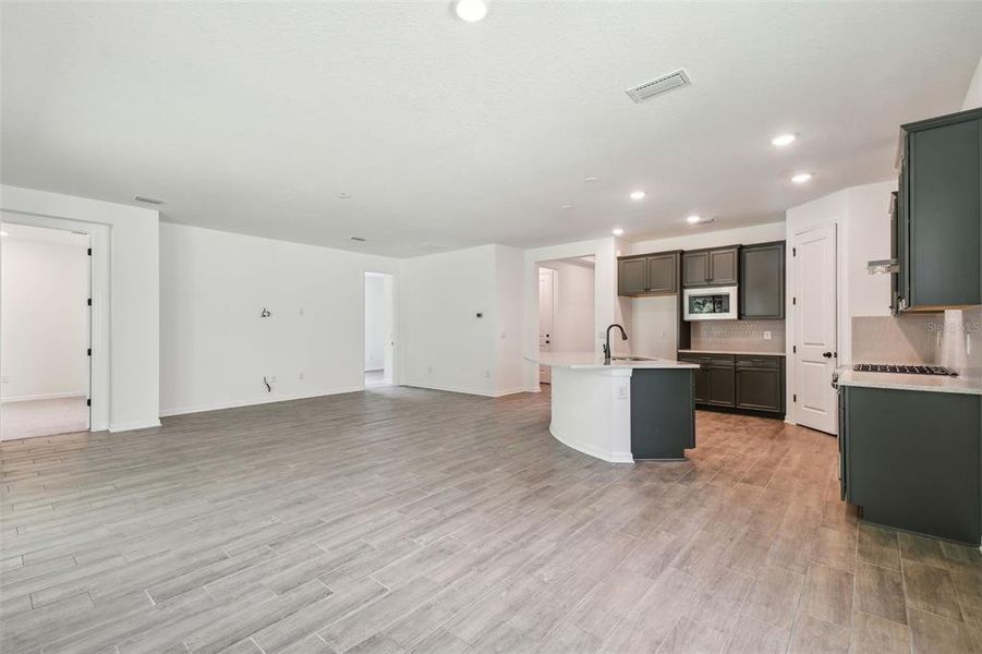 Spacious, unfurnished interior of a new home in Cascades at Southern Hills, Brooksville (Image 36).