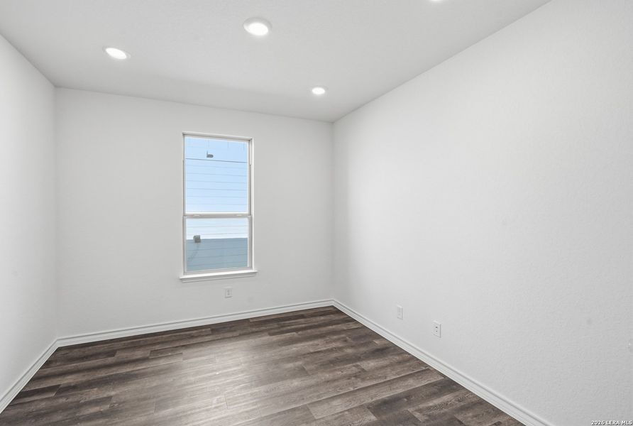 Spacious, unfurnished interior of a new home in Nopal Valley, San Antonio (Image 26).