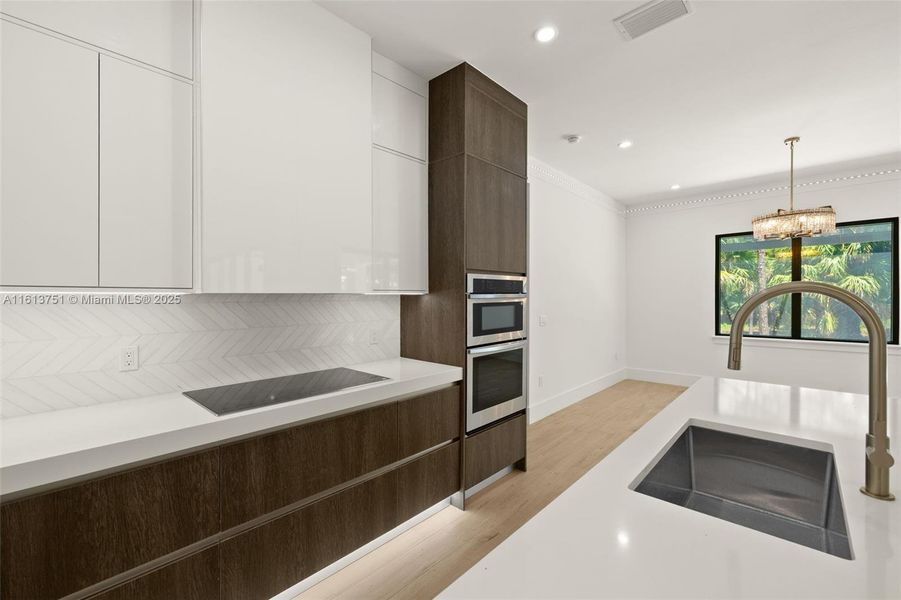 Spacious, unfurnished interior of a new home in , Naples (Image 34).