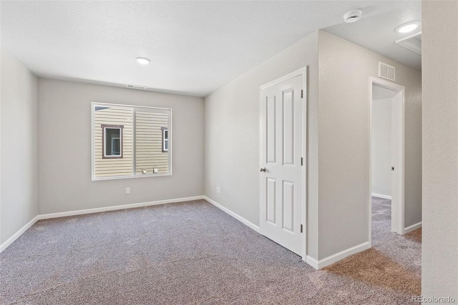Spacious, unfurnished interior of a new home in Spring Valley, Longmont (Image 15).