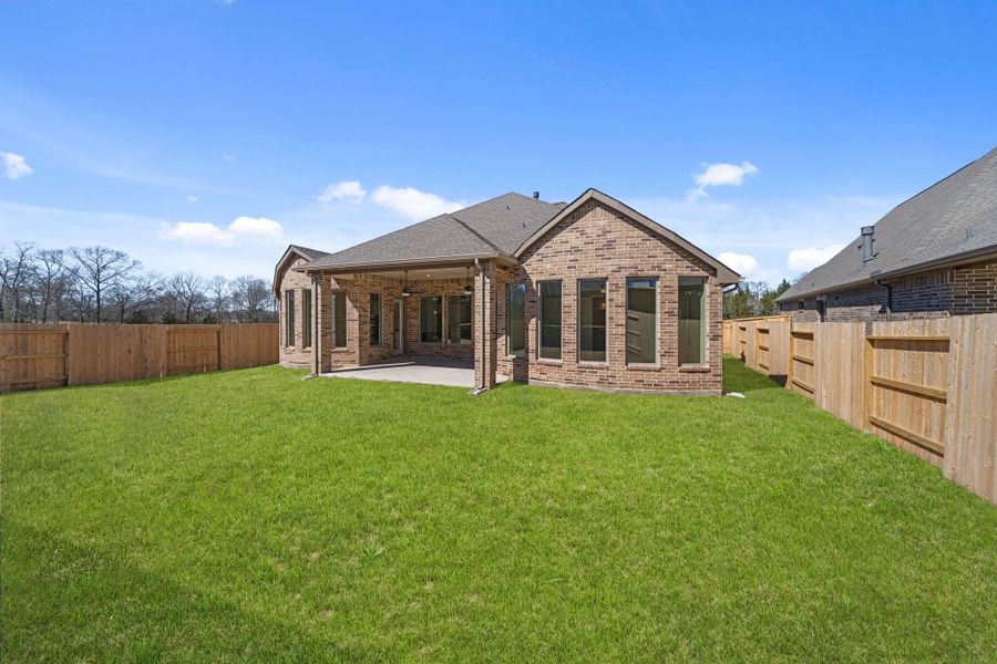 Exterior details and patio area of a home in Chambers Creek, Willis (Image 24).