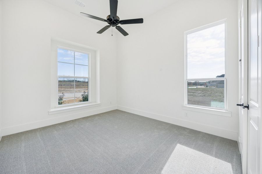 Representative unfurnished interior of a home built from the Augusta by Sandlin Homes in Trinity Estates, Benbrook (Image 25).