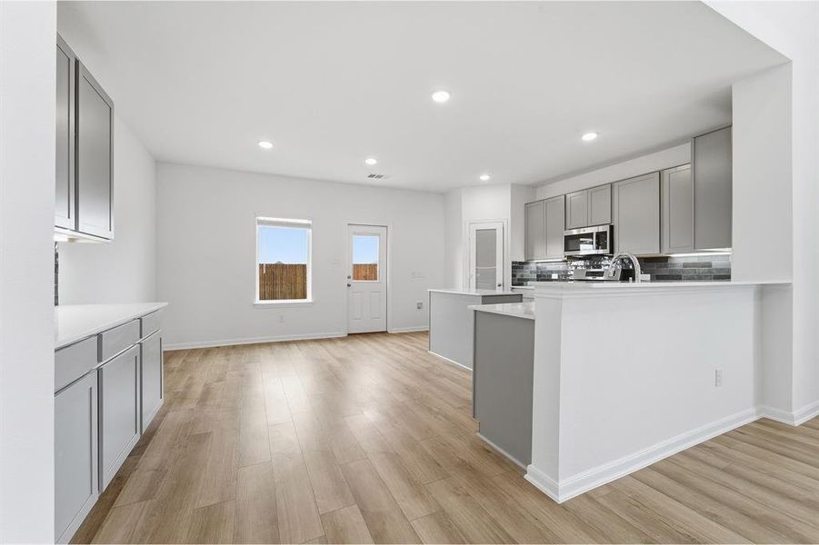 Furnished interior view inside a new home in Saddlebrook Estates, Waxahachie (Image 10).
