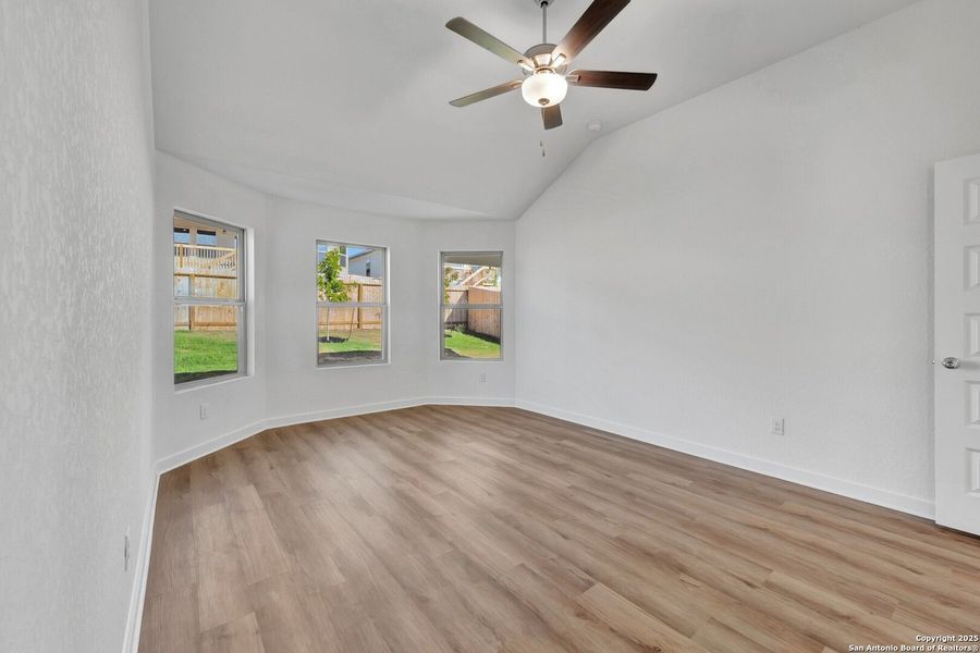 Spacious, unfurnished interior of a new home in Mesquite Ridge, San Antonio (Image 37).