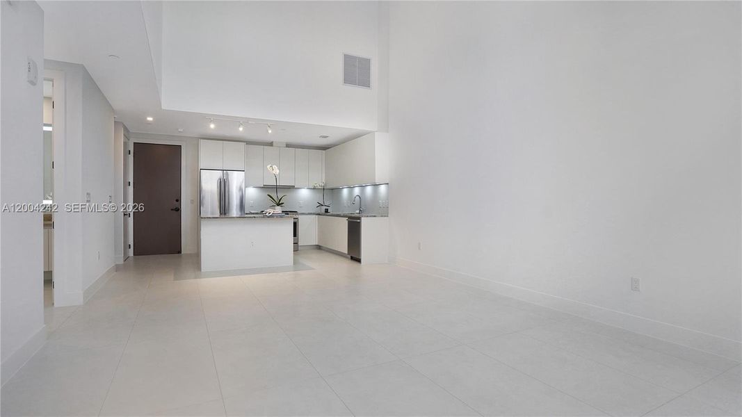Spacious, unfurnished interior of a new home in , Miami (Image 27).