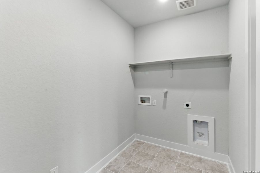 Spacious, unfurnished interior of a new home in Alsatian Oaks, Castroville (Image 22).